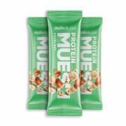 Förpackning med 28 snackboxar med protein Biotech USA muesli - Noisette